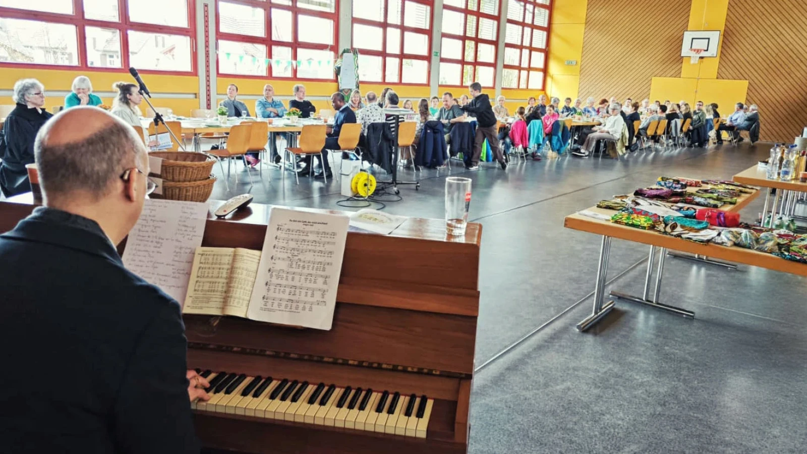 Feiern und Essen am Langen Tisch