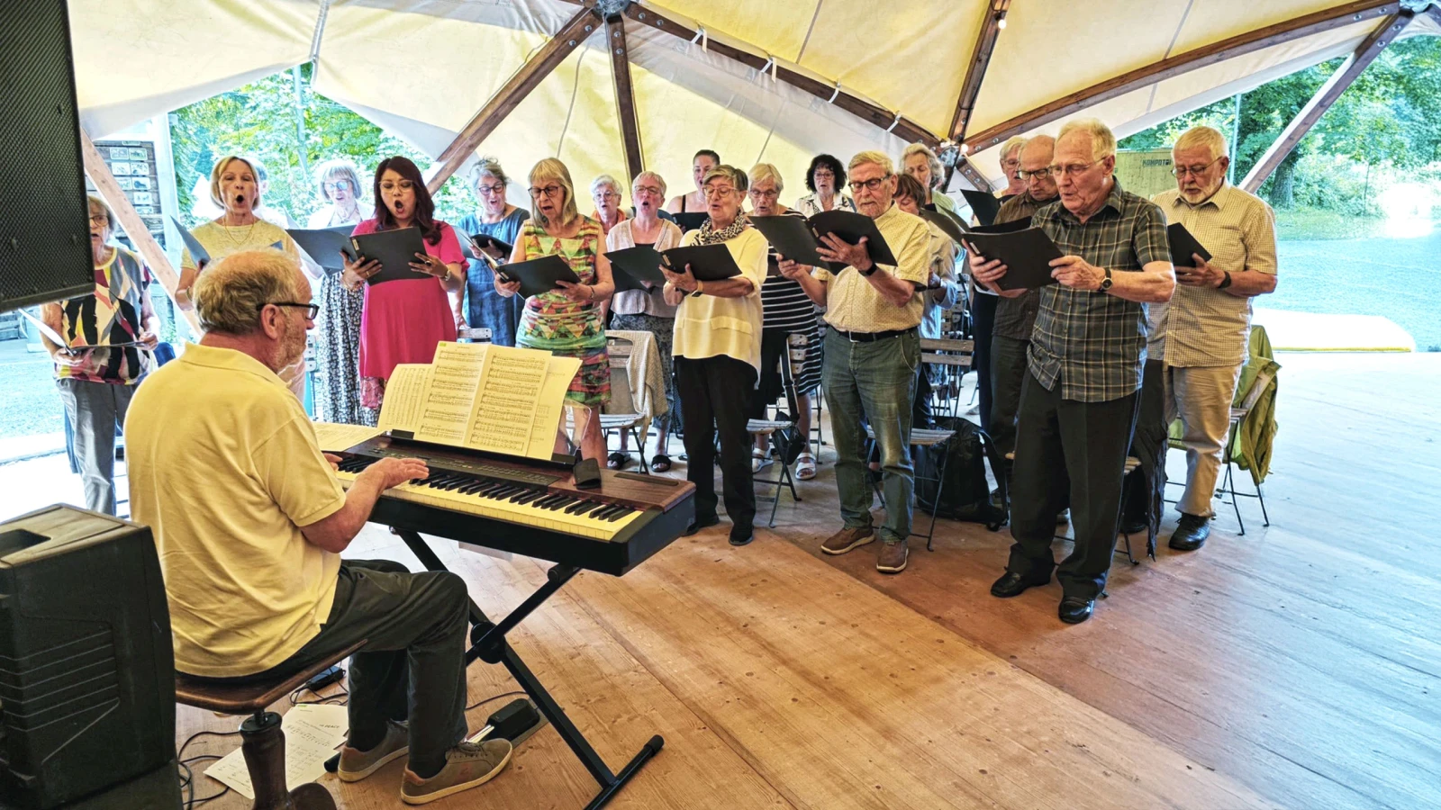 Gottesdienst im eleganten Zelt